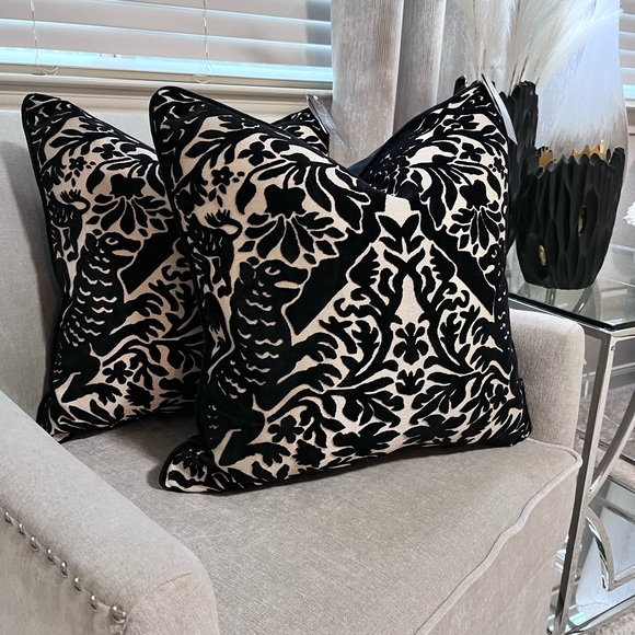 1-NWT SOHO STUDIO OTOMI
DESIGN DECORATIVE PILLOW (Read description for details)